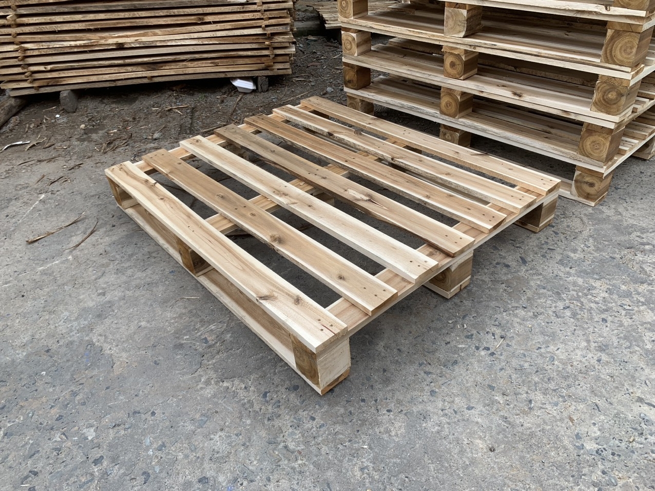 Gỗ thông tự nhiên tại xưởng Thành Vũ